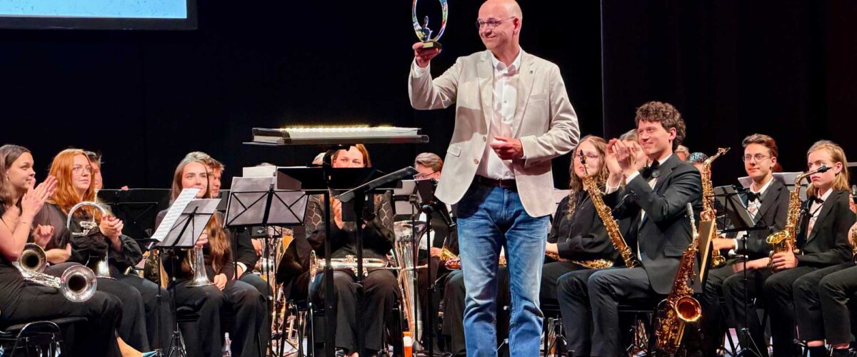 Buma Award uitgereikt aan Léon Vliex: “Je stuurt niet maar nodigt uit”