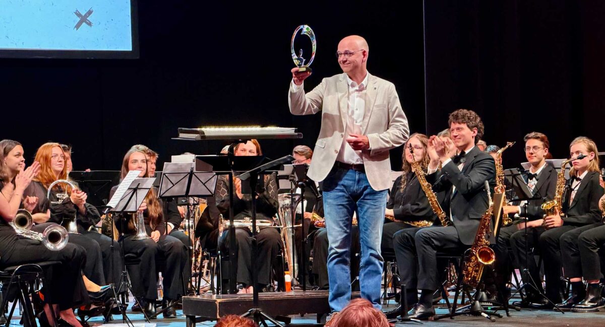 Buma Award uitgereikt aan Léon Vliex: “Je stuurt niet maar nodigt uit”