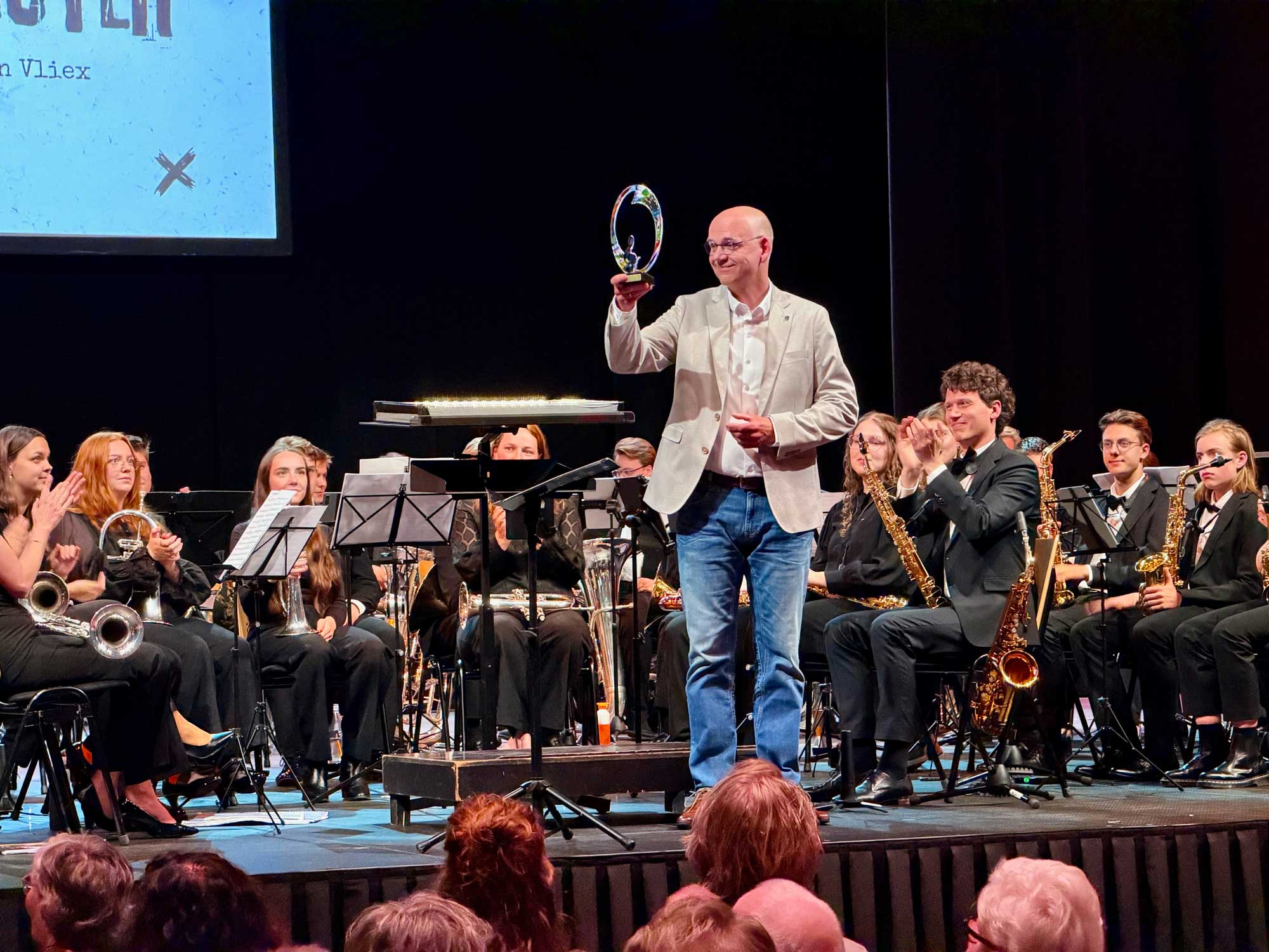 Buma Award uitgereikt aan Léon Vliex: “Je stuurt niet maar nodigt uit”